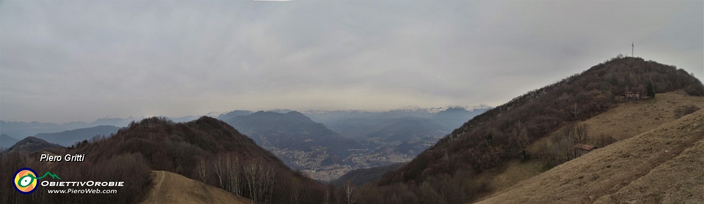 37 A dx Colle di Sant'Anna a sx cima Canto Alto, al centro vista sulla conca di Zogno.jpg